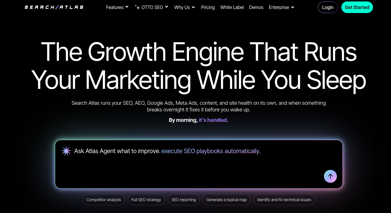 Page d'accueil de Search Atlas présentant son moteur de croissance qui gère automatiquement le référencement naturel (SEO), le référencement sur les plateformes de vente en ligne (AEO) et les publicités
