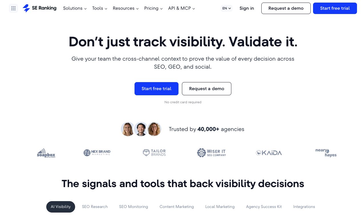 Page d'accueil de SE Ranking proposant une validation de la visibilité multicanal couvrant le référencement naturel (SEO), le référencement géographique (GEO) et les réseaux sociaux